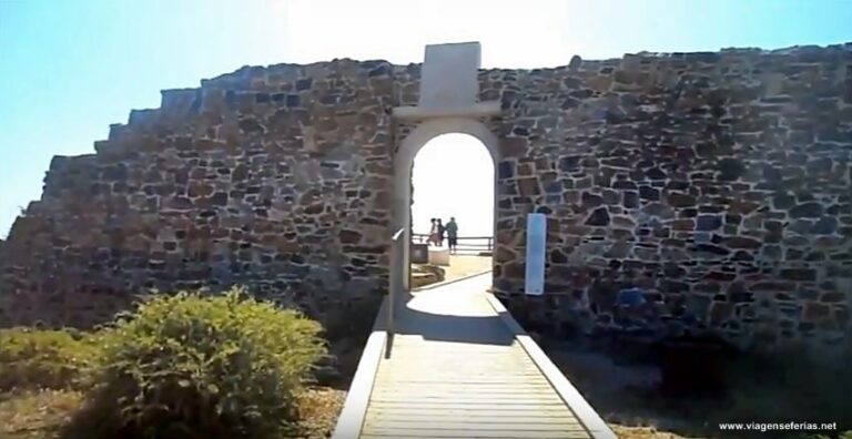 A porta de entrada da Fortaleza da Arrifana no Algarve alvo de recuperação