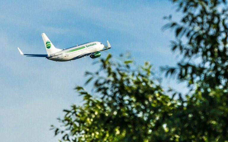 Aeronave da companhia aérea Germania sobre os céus de Portugal