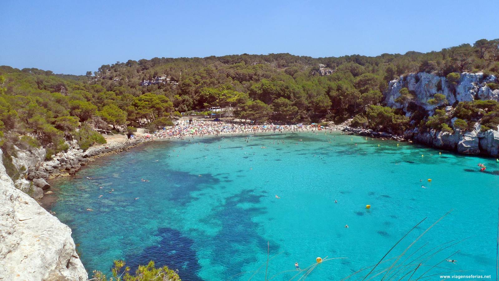 Vista da frente da praia cala Macarella na ilha de Menorca