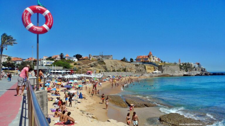 Areal com banhistas da praia da Poça em São João do Estoril durante o Verão
