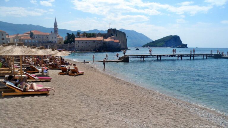 Praia Ricardova glava no centro de Budva no Montenegro