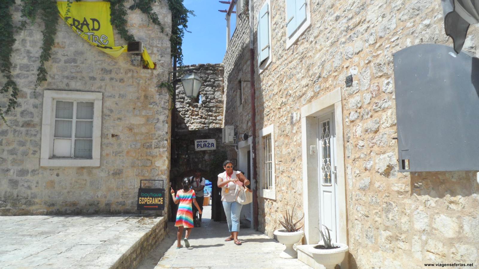 Porta na muralha da cidadela de Budva que dá acesso à praia Ricardova glava
