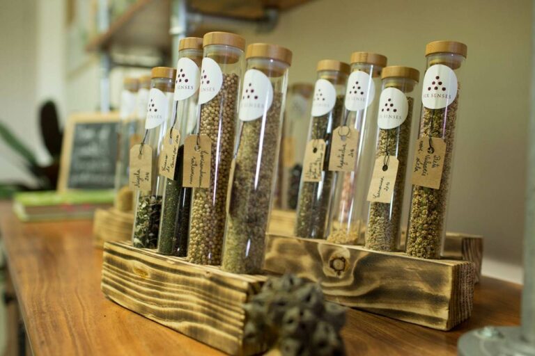 Ervas aromáticas no "Earth Lab" de uma unidade Six Senses Hotels Resorts Spas