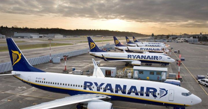 5 aviões da Ryanair no aeroporto Frankfurt Main