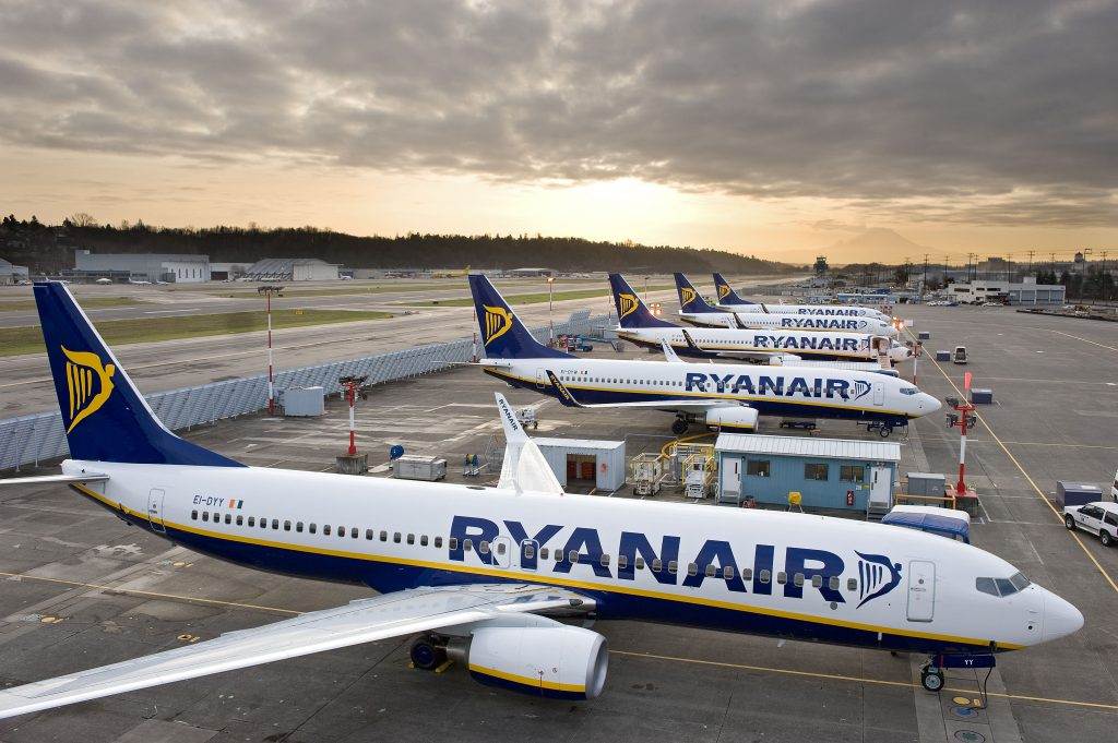 5 aviões da Ryanair no aeroporto Frankfurt Main