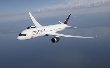 Boeing 787-9 Dreamliner da Air Canada a voar ao longo da costa