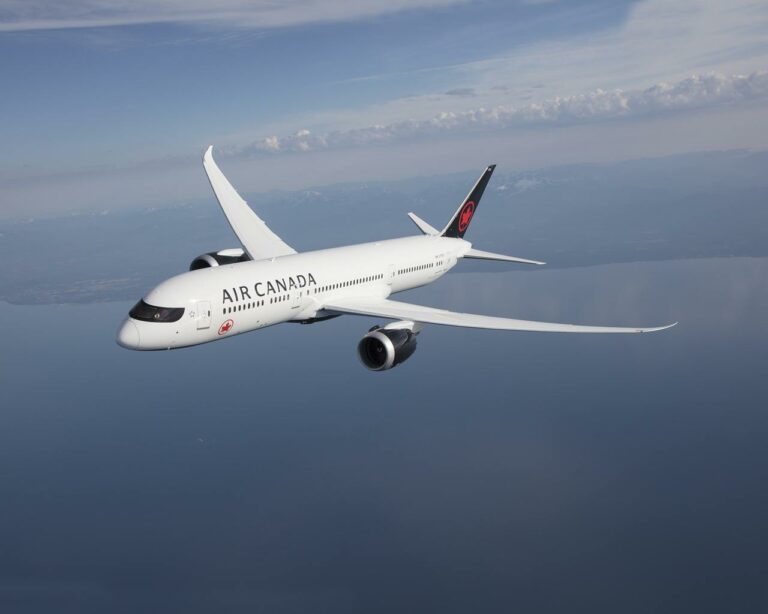 Boeing 787-9 Dreamliner da Air Canada a voar ao longo da costa