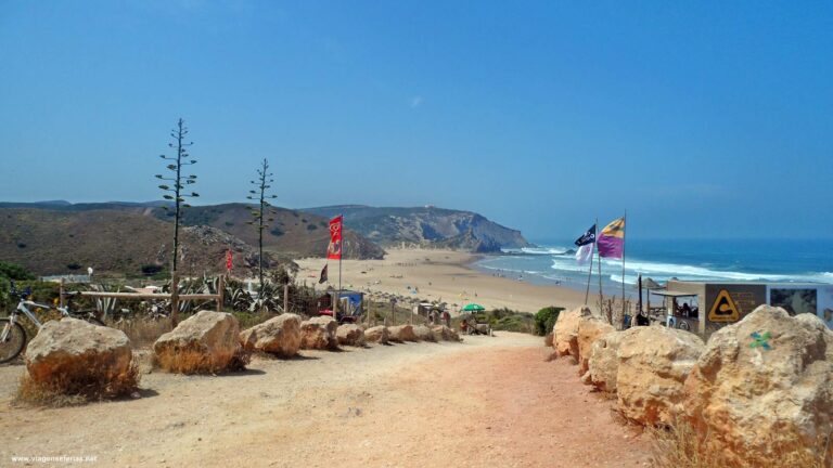 Chegada à praia do Amado no concelho de Aljezur no Algarve (Portugal)