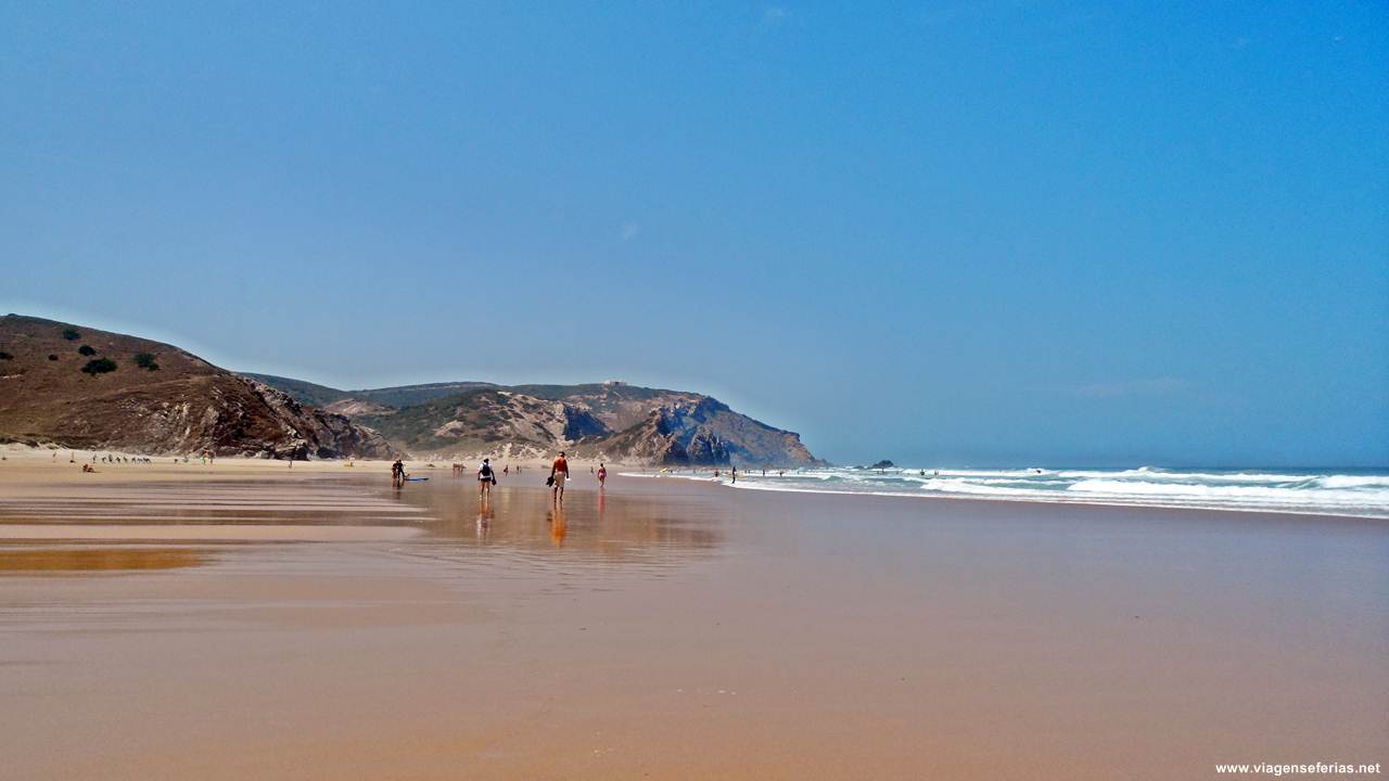 Vista para Sul da praia do Amado no Algarve