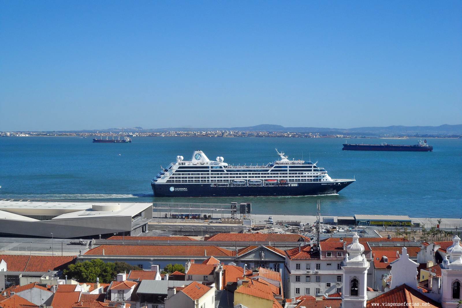 O navio de cruzeiro Azamara Journey no rio Tejo em Lisboa