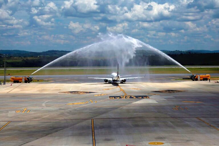 Avião da Azul no aeroporto de Buenos Aires na inauguração da rota desde Belo Horizonte