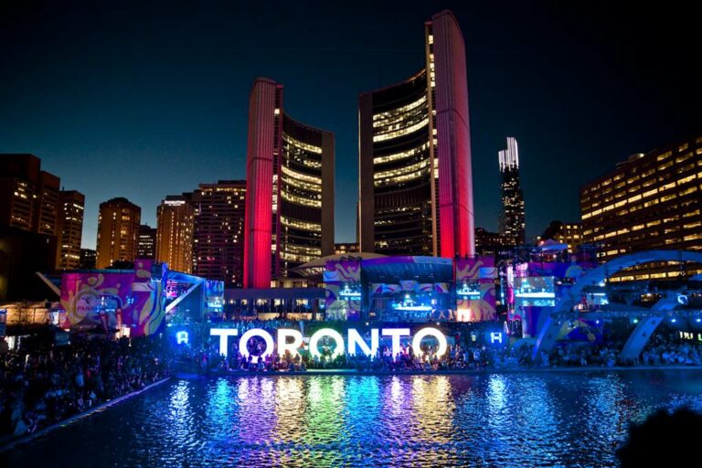 Toronto à noite iluminada para onde vai voar a British Airways desde Gatwick