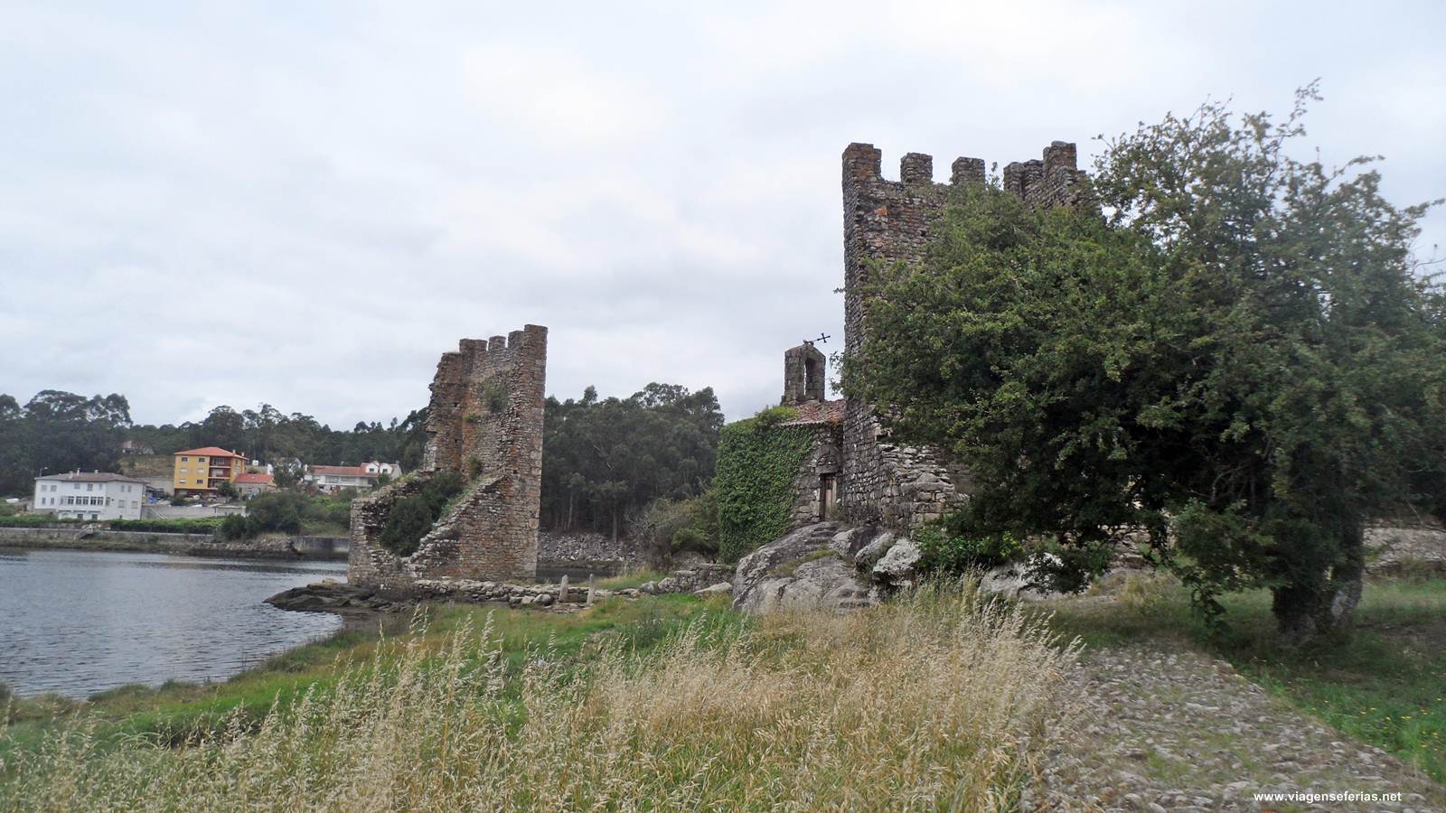 Conjunto histórico das Torres de Oeste e Capela de Santiago na Galiza