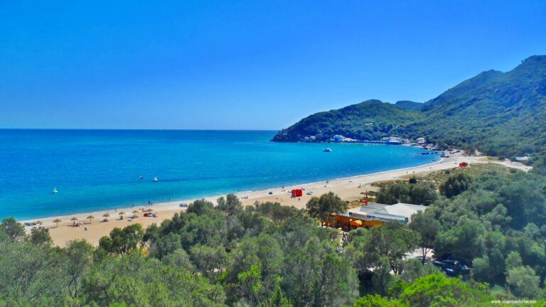 Vista panorâmica da Praia do Creiro até ao Portinho da Arrábida