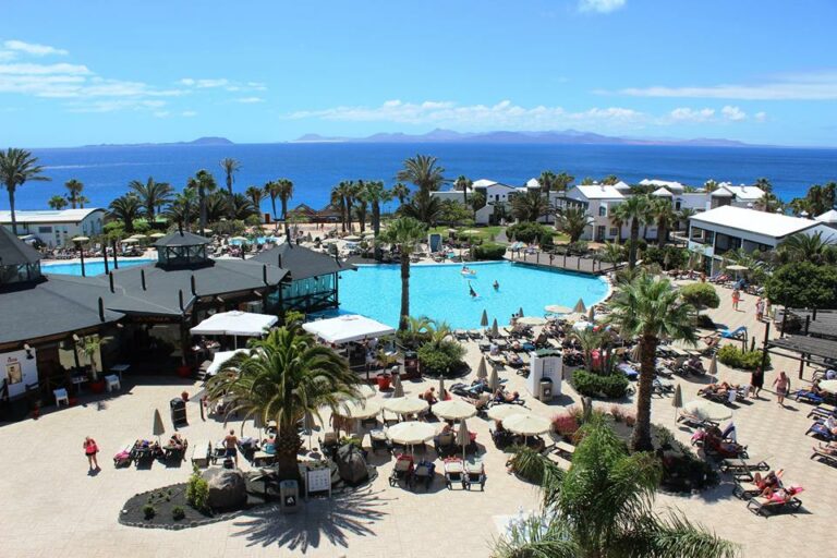 Jardim e Piscinas do hotel renovado H10 Rubicón Palace de Lanzarote
