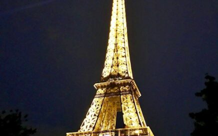 Torre Eiffel em Paris (França) iluminada à noite