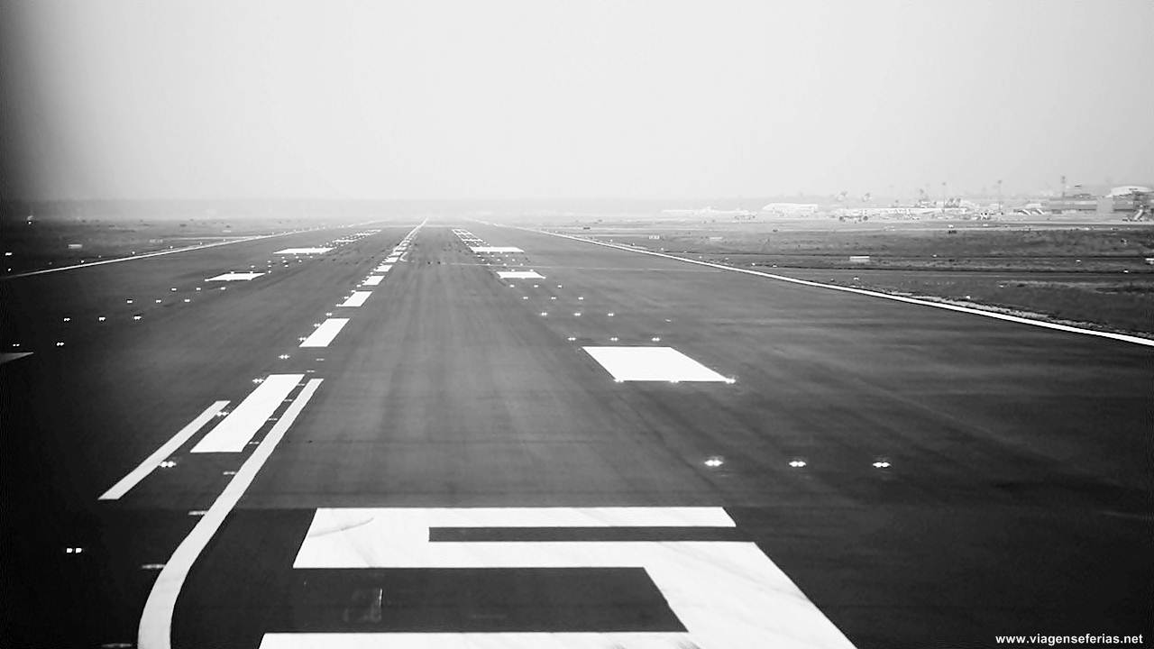 Pista de aterragem de um aeroporto de aviação comercial