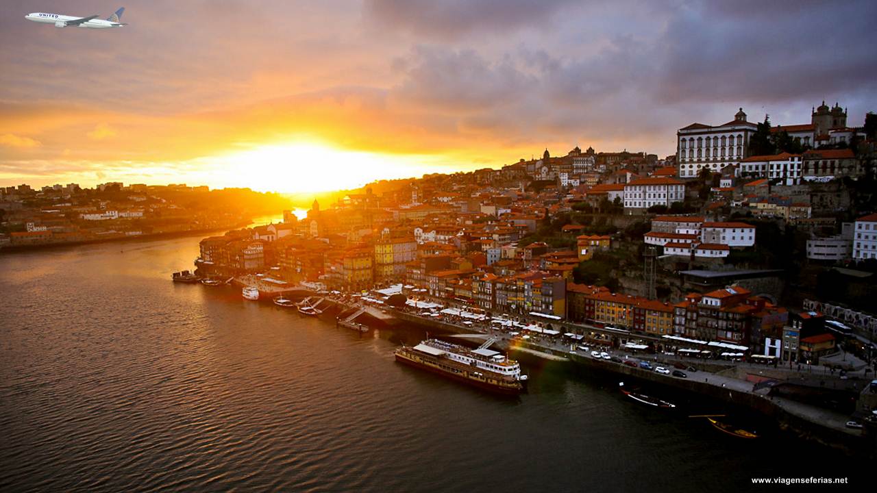 Avião da United Airlines a voar sobre a cidade do Porto
