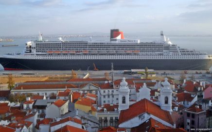 Navio de cruzeiro Queen Mary 2 da Cunard atracado no porto de Lisboa
