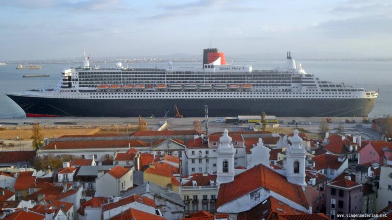 Navio de cruzeiro Queen Mary 2 da Cunard atracado no porto de Lisboa