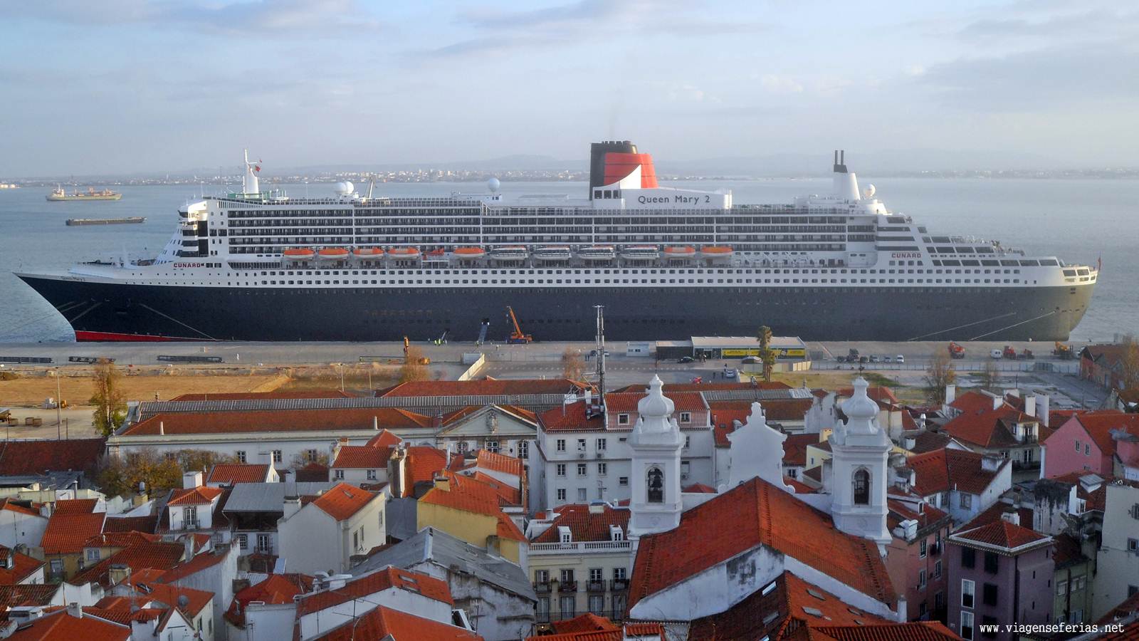 Navio de cruzeiro Queen Mary 2 da Cunard atracado no porto de Lisboa