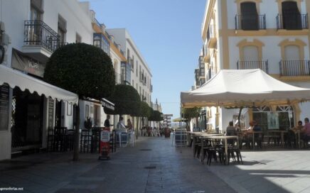 Esplanadas de restaurantes numa cidade da Europa