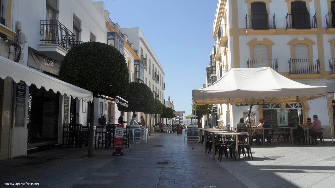 Esplanadas de restaurantes numa cidade da Europa