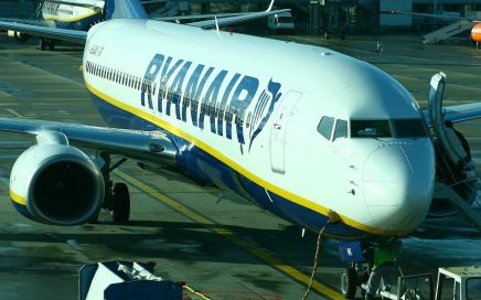 Avião da Ryanair em pista atrasado por excesso de bagagens na cabina