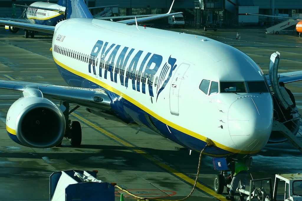 Avião da Ryanair em pista atrasado por excesso de bagagens na cabina