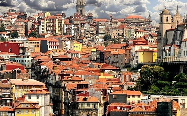 voo aeronave da Ryanair sobre a cidade do Porto em Portugal