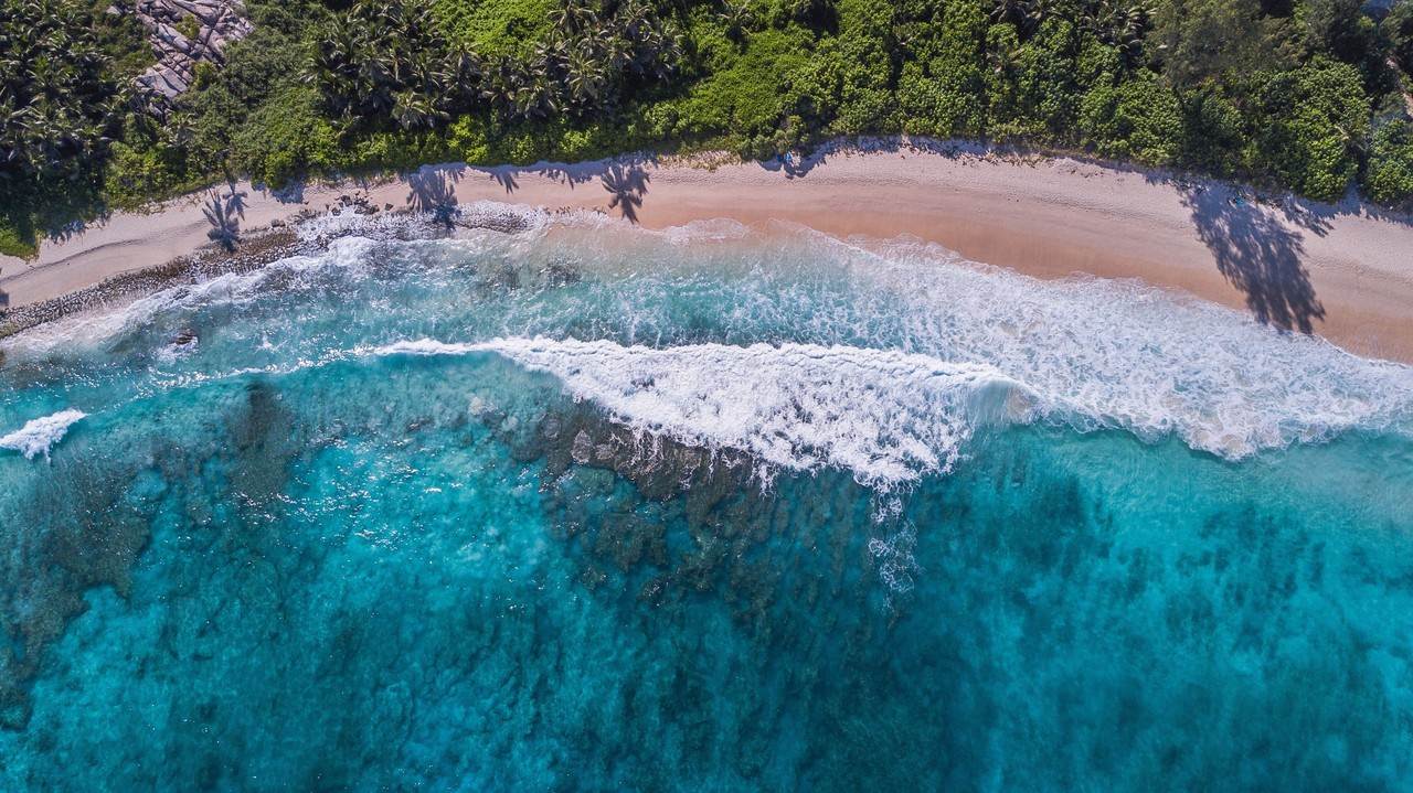 Praia das Seychelles vista de um voo da British Airways