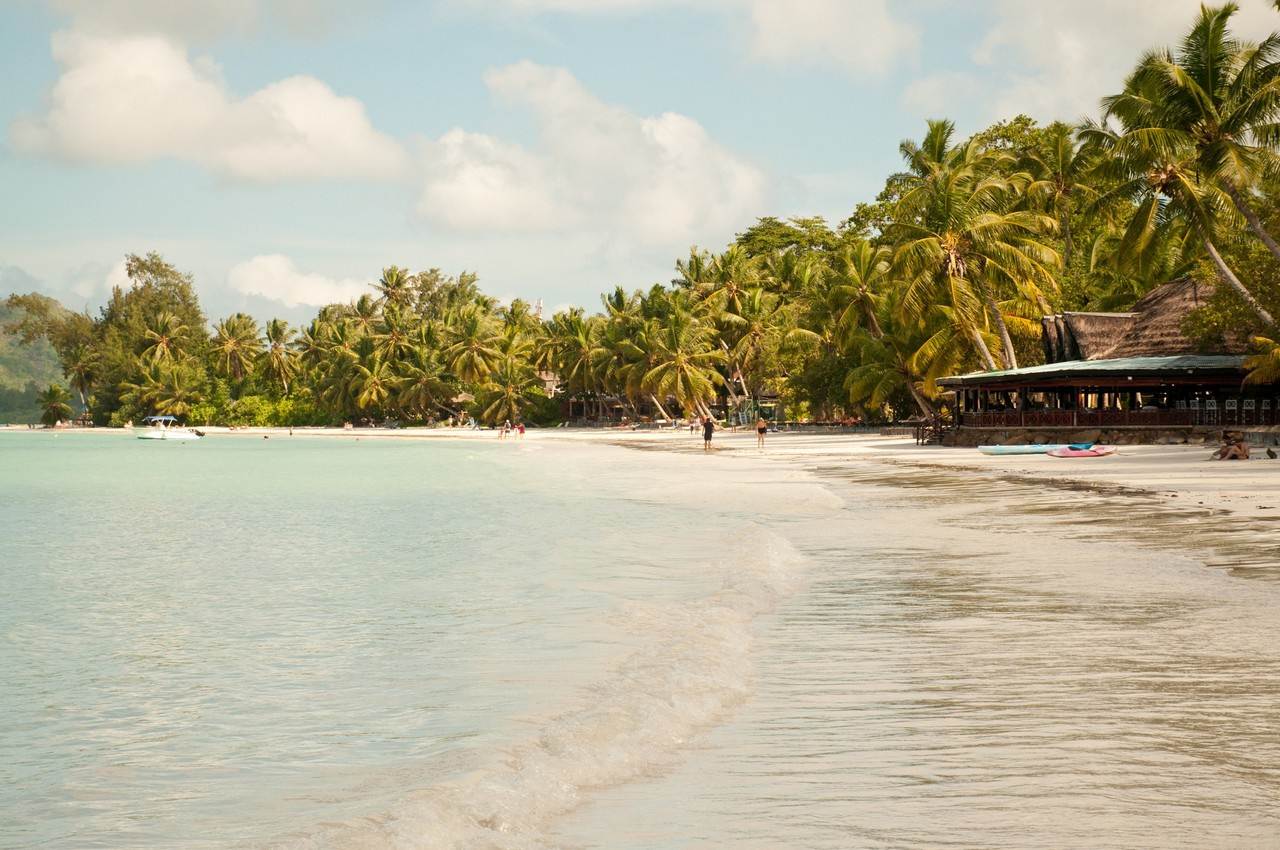 Uma praia paradisíaca com a sua areia branca das Seychelles