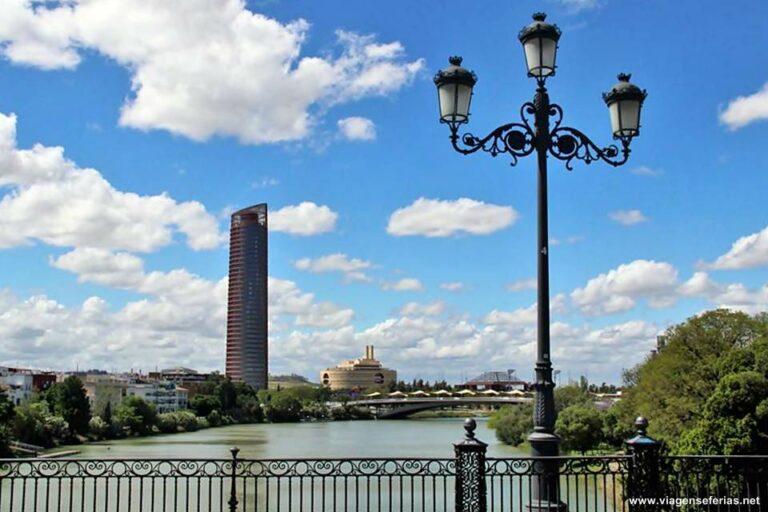 Torre Sevilla desde a ponte de Triana no centro de Sevilha