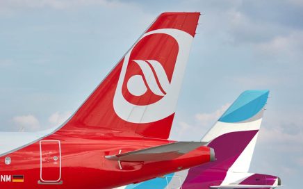 Cauda de uma aeronave da air berlin e outra da Eurowings do grupo Lufthansa