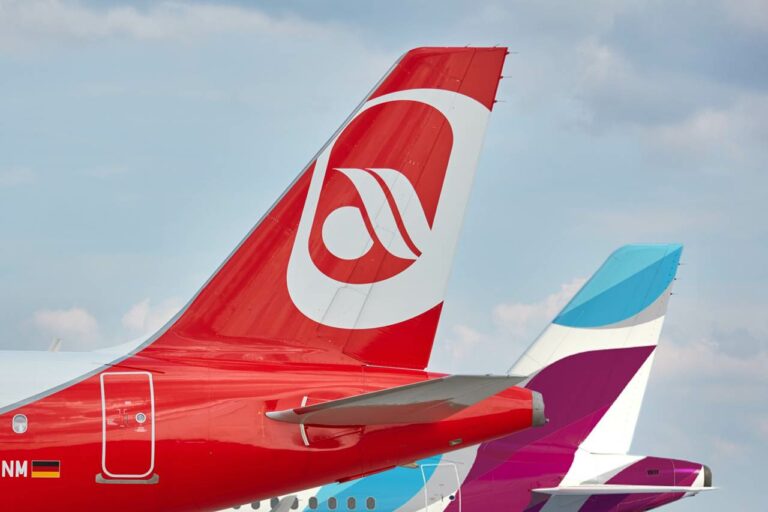 Cauda de uma aeronave da air berlin e outra da Eurowings do grupo Lufthansa