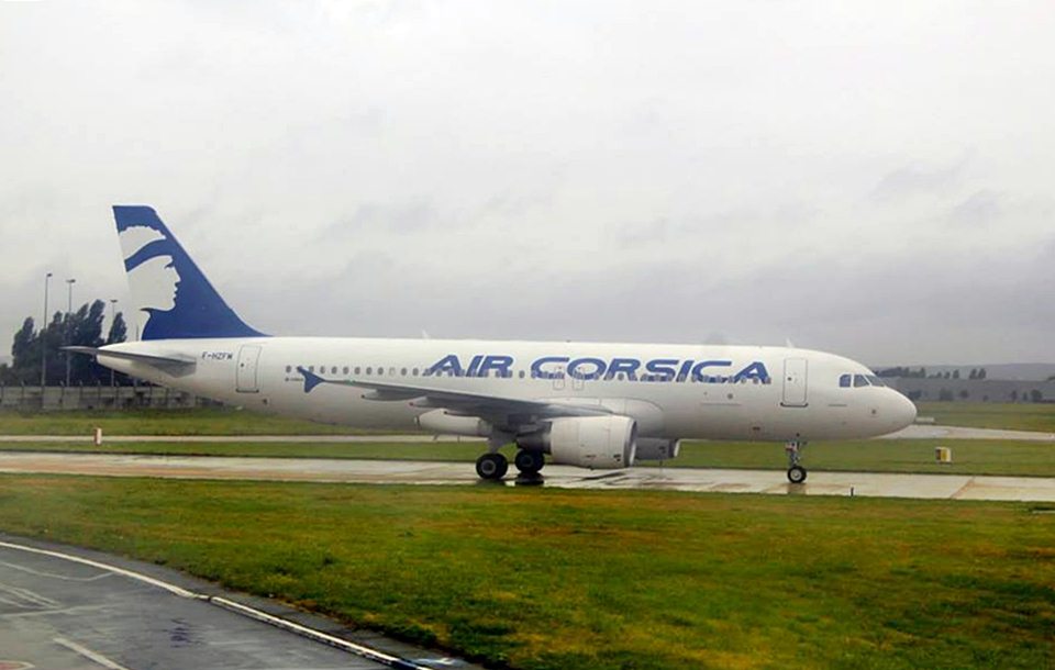aeronave da companhia aérea Air Corsiga em pista de aeroporto