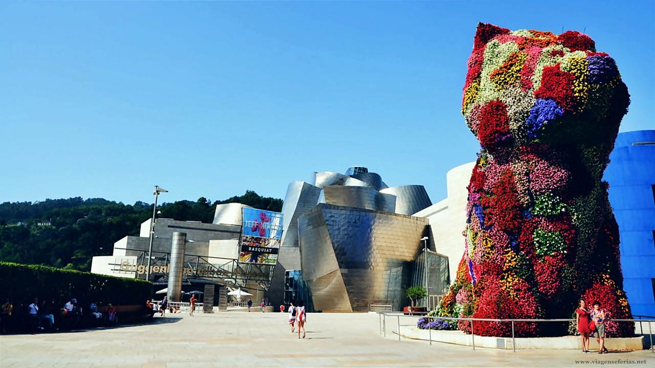 Na entrada do Museu Guggenheim de Frank Gehry em Bilbau