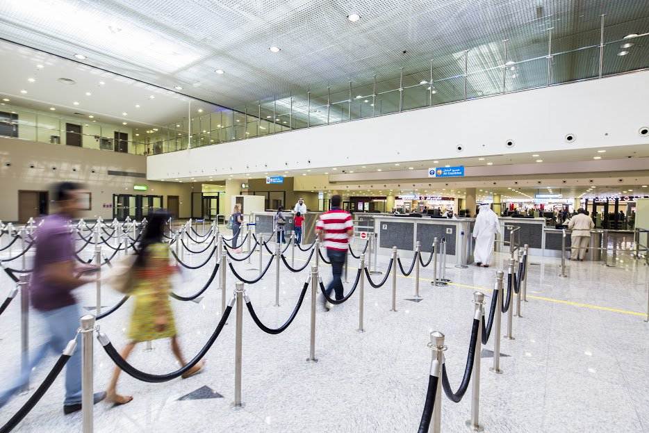 Controlo de passaportes tradicional no aeroporto do Dubai