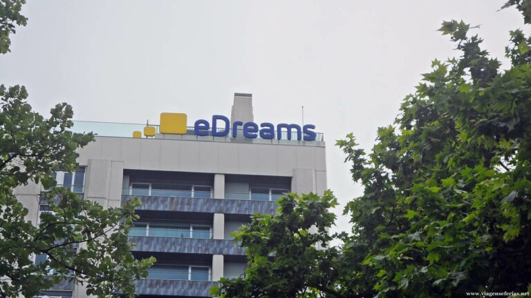 Logo da eDreams no topo de um edifício