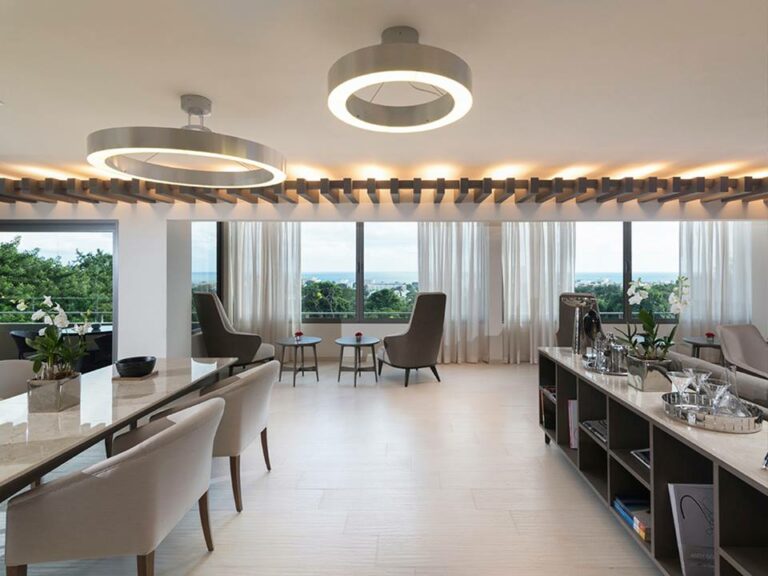 Lounge do renovado El Embajador, a Royal Hideaway Hotel