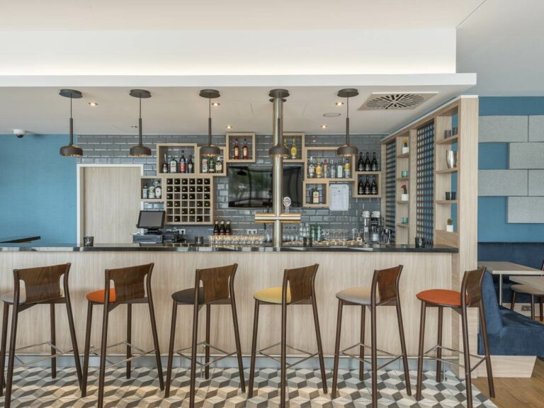Café Bar do hotel Holiday Inn Express Cologne City Center