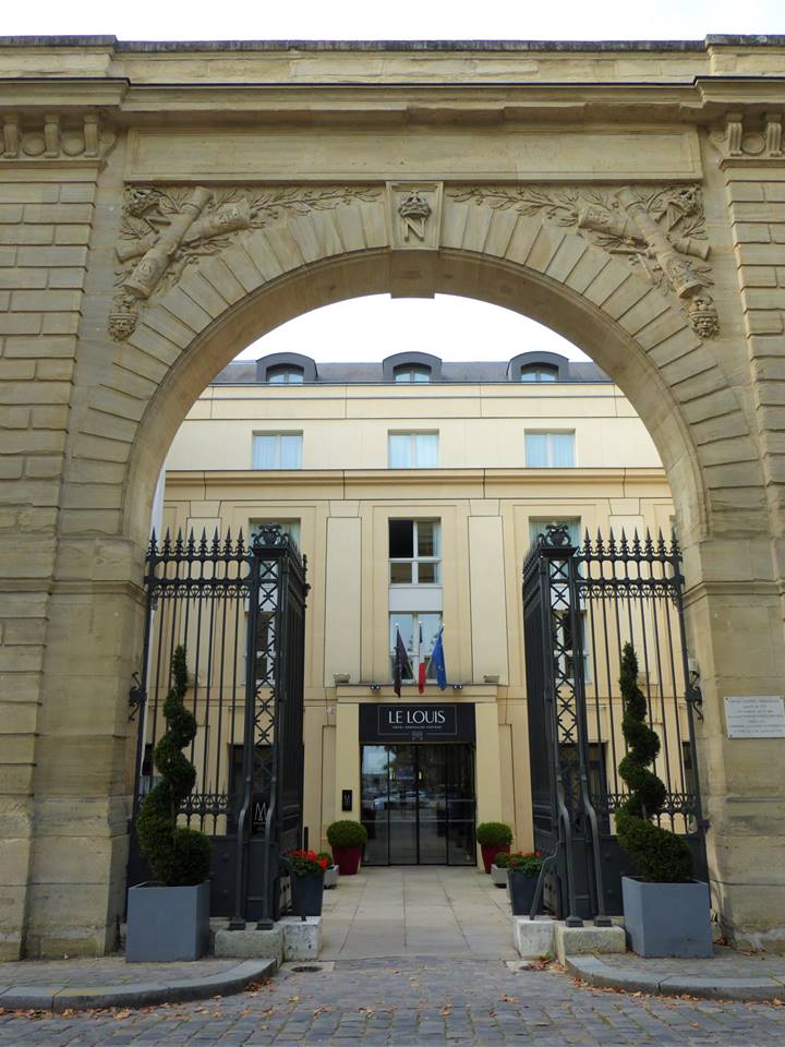 Portão clássico à entrada do hotel MGallery by Sofitel em Versalhes