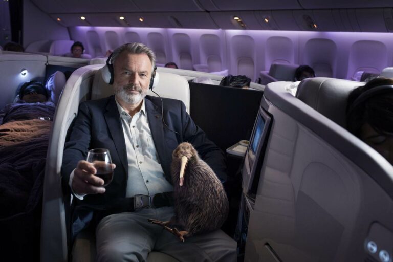 Kiwi Pete e actor Sam Neill na campanha da Air New Zealand