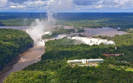 Vista aérea das Cataratas do Iguaçu e do hotel Meliá Iguazú