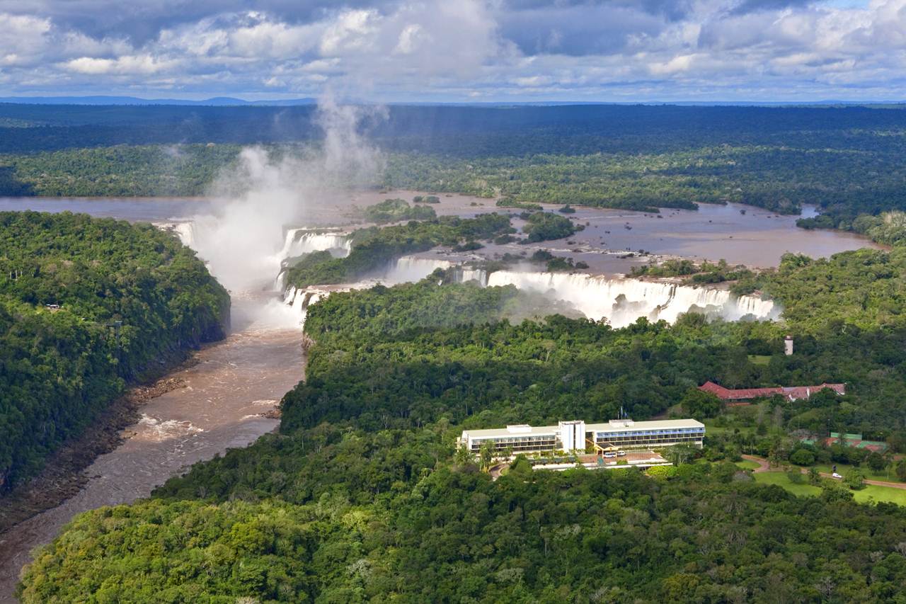 Vista aérea das Cataratas do Iguaçu e do hotel Meliá Iguazú