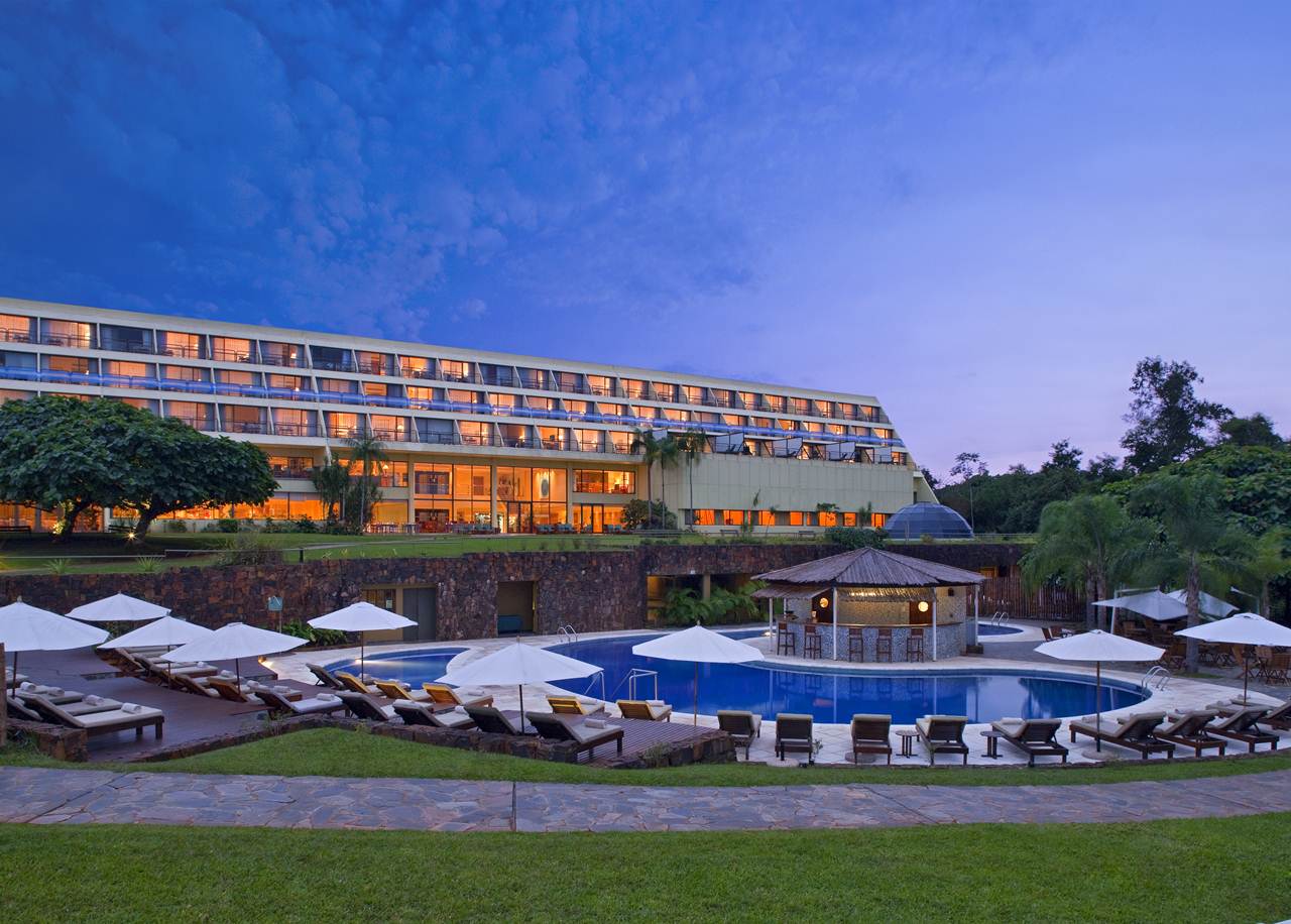 Fachada e piscina do hotel Meliá Iguazú na Argentina