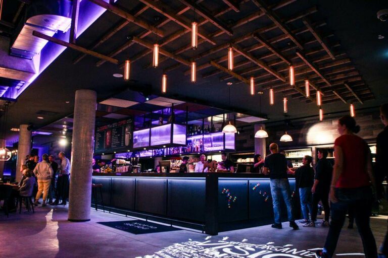 Bar do hotel Moxy Frankfurt East na Alemanha