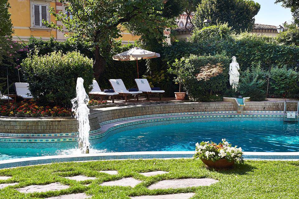 Piscina e jardins do Hotel Sina Villa Medici, Autograph Collection