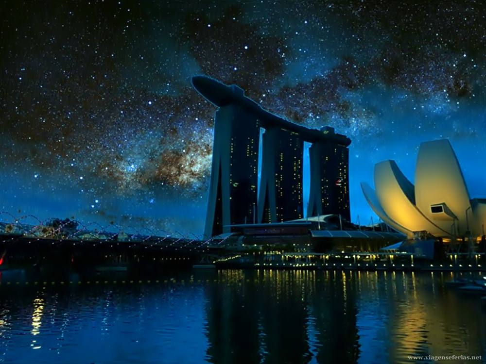 Famoso Skyline da cidade de Singapura numa noite estrelada
