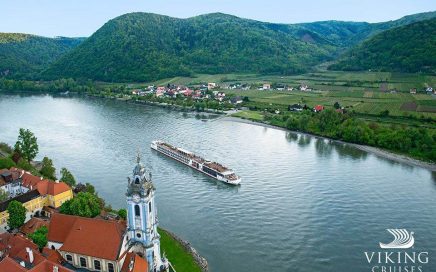 Barco de cruzeiro da Viking no rio Douro